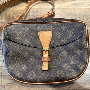 Authenticated Louis Vuitton Crossbody Bag. Condition is very good. Has some wear